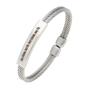 Srebrna bransoletka ze stalowym napisem.