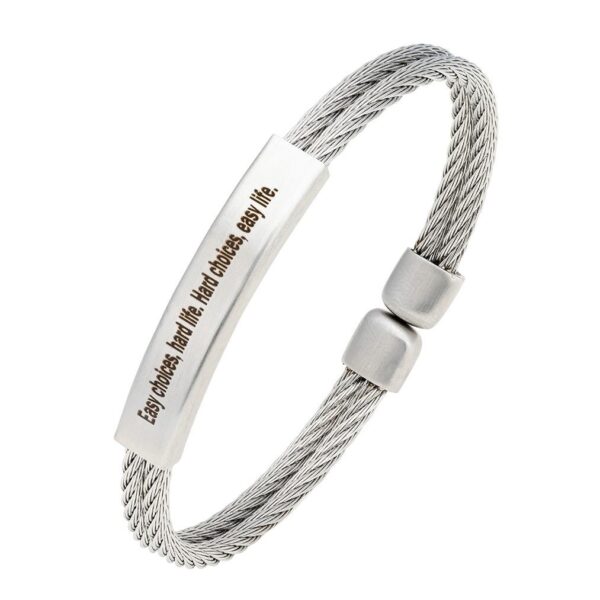 Srebrna bransoletka ze stalowym napisem.