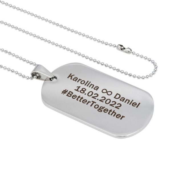 Naszyjnik z prostokątną zawieszką z grawerem 'Karolina ∞ Daniel 18.02.2022 #BetterTogether'.