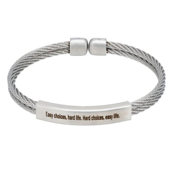 Srebrna bransoletka z wygrawerowanym napisem.