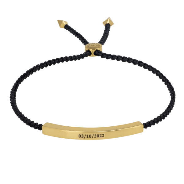 Bransoletka z czarnym sznurkiem i złotą blaszką z datą 03/10/2022.