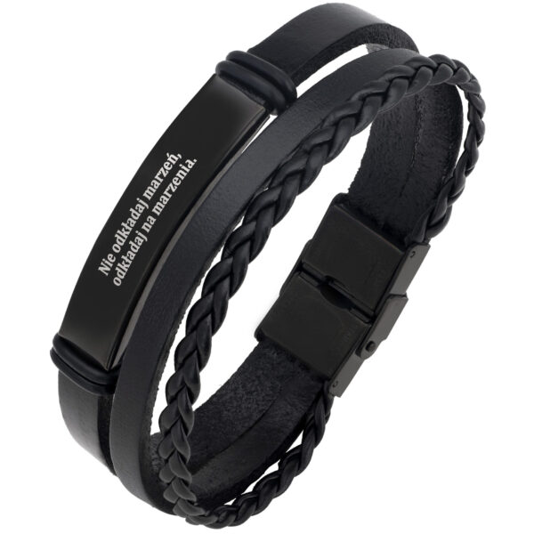 Czarna bransoletka z napisem 'Nie odkładaj marzeń, odkładaj na marzenia'.
