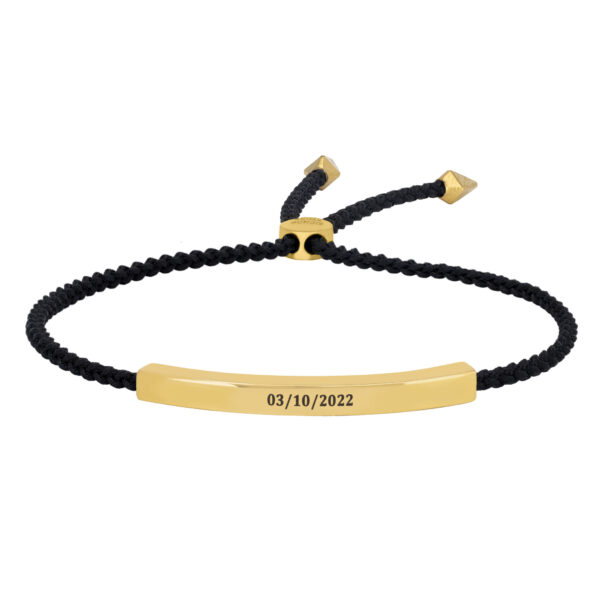 Bransoletka z czarnym sznurkiem i złotą blaszką z datą 03/10/2022.