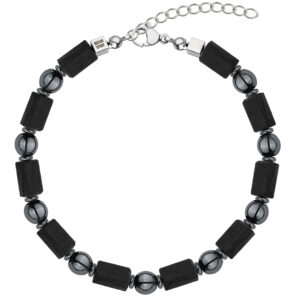 Naszyjnik z czarnych kul i cylindrów z metalowym łańcuszkiem.