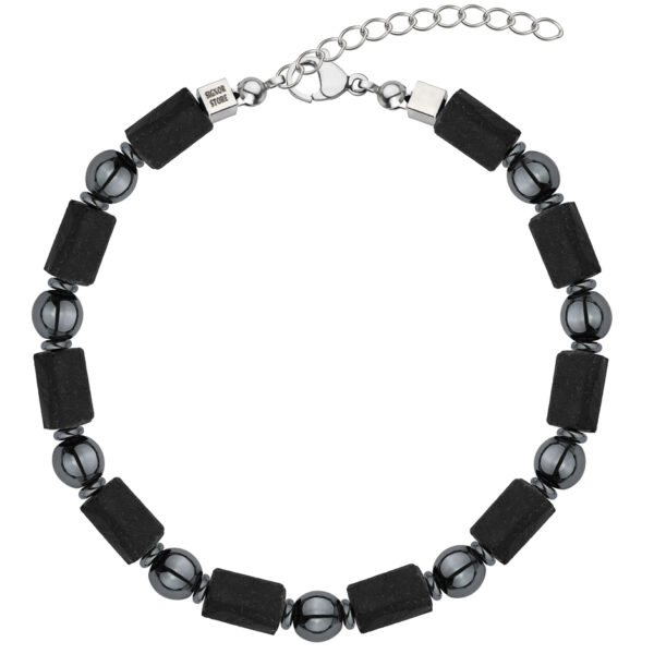 Naszyjnik z czarnych kul i cylindrów z metalowym łańcuszkiem.