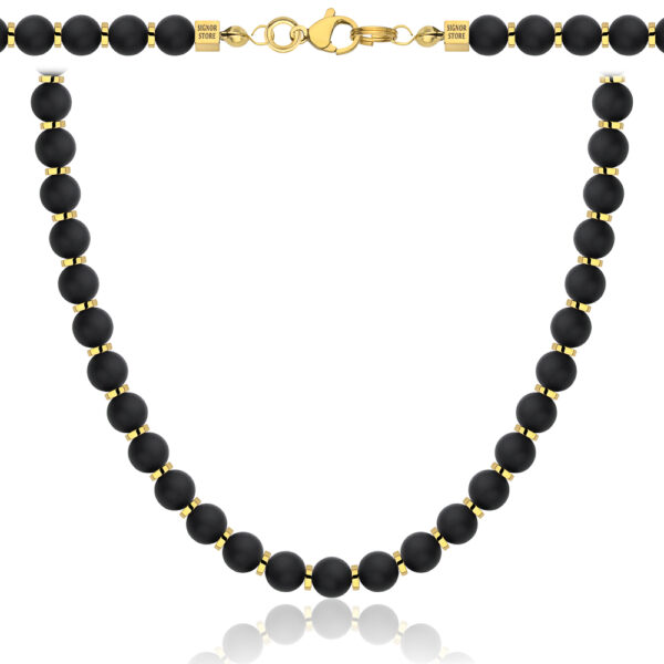 Czarny naszyjnik z kulistymi koralikami i złotym zapięciem.
