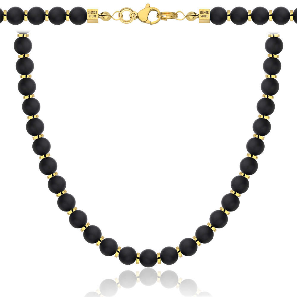 Czarny naszyjnik z kulistymi koralikami i złotym zapięciem.