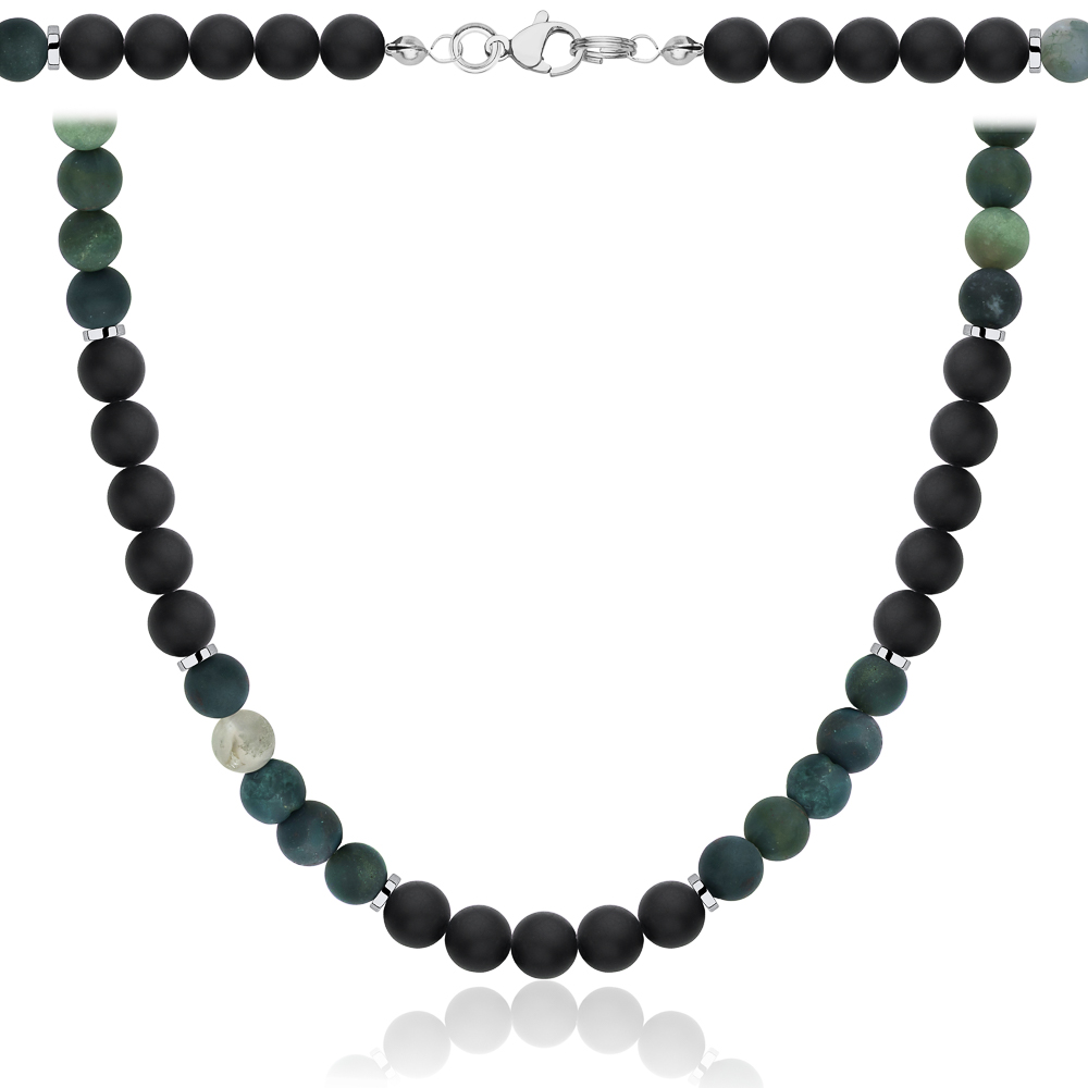 Naszyjnik z czarnych i zielonych koralików półszlachetnych z metalowym zapięciem.