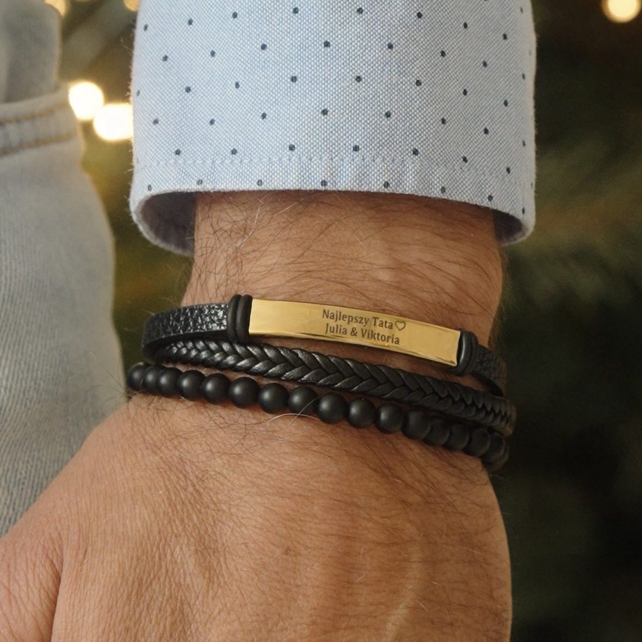 Potrójna bransoletka męska ze złotą blaszką i grawerem na męskim nadgarstku