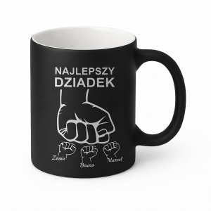 Kubek z wygrawerowaną pięścią i imionami wnucząt