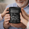 kubek na dzień dziadka z grawerem trzymany przez dziadka i wnuki