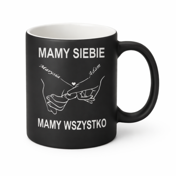 czarny kubek dla par z grawerowanymi imionami