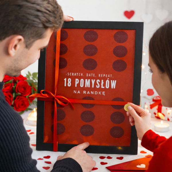 Para odkrywa plakat z 18 pomysłami na randkę ozdobiony czerwoną kokardą.