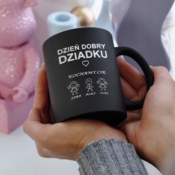 Czarny ceramiczny kubek dla dziadka z imionami wnucząt