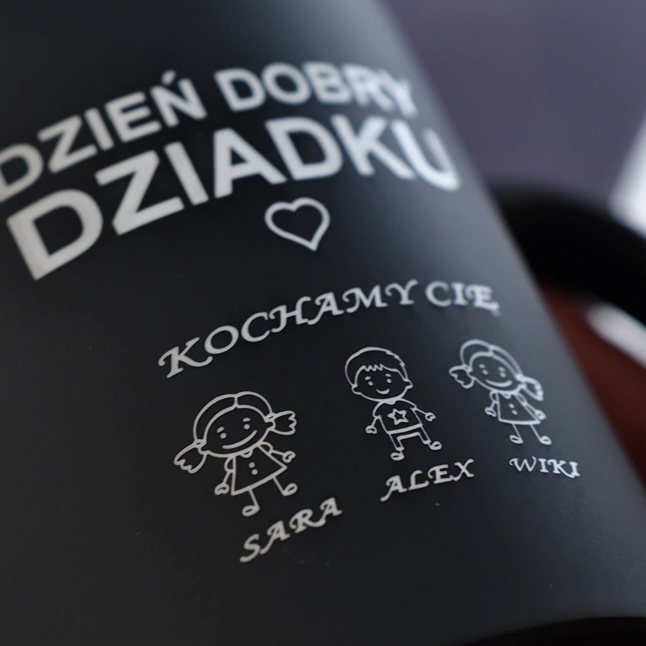 Zbliżenie graweru na czarnym kubku dla dziadka