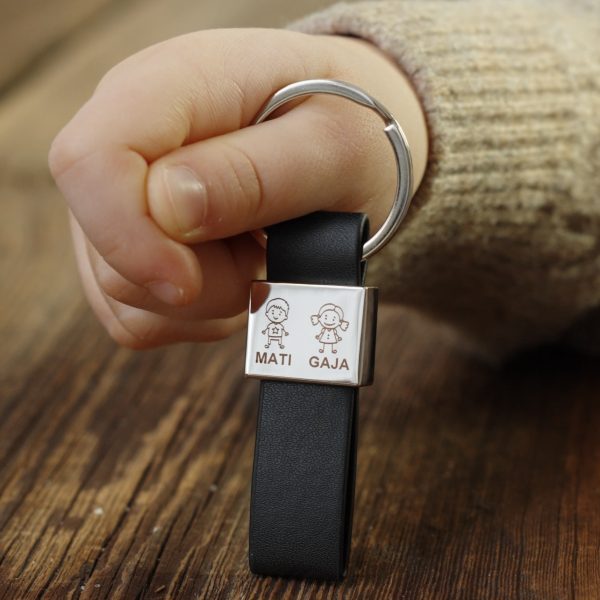 Brelok dla dziadka trzymany w dziecięcej dłoni