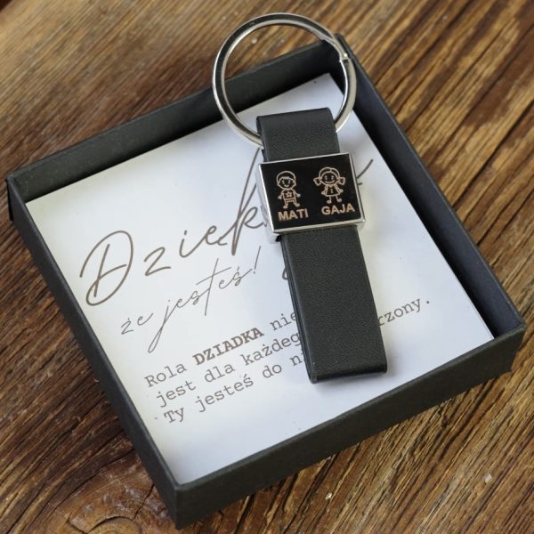 Brelok z imionami wnuków w pudełku z kartką na dzień dziadka
