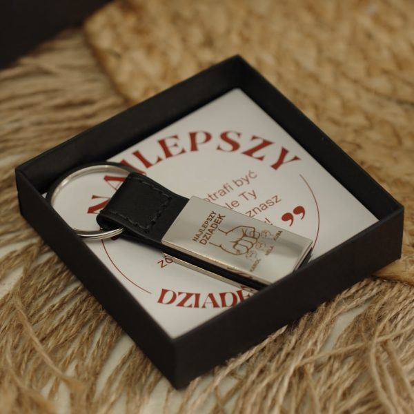 Brelok ze srebrną blaszką i imionami wnuków w pudełku z kartką na dzień dziadka
