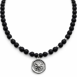 NASZYJNIK Z ONYKSEM I SREBRNYM KOMPASEM